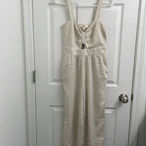 Cute, linen jumper with pockets and bandeau top with keyhole detail.